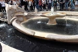 Piazza di Spagna: attivisti versano liquido nero nella fontana della Barcaccio