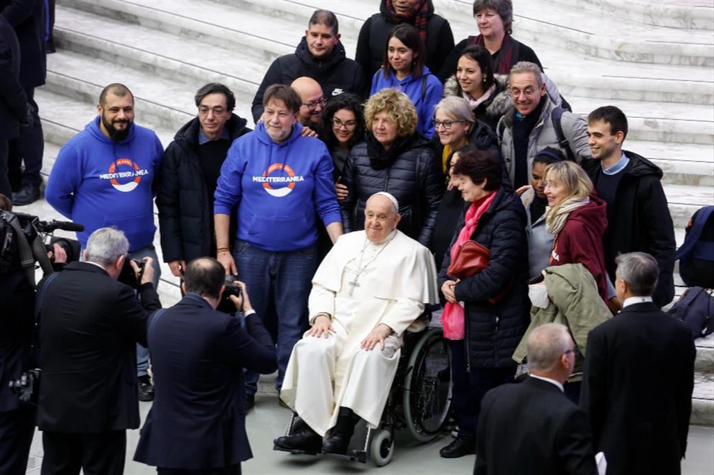 Il Papa assieme agli operatori di Mediterranea Saving Humans al termine dell'udienza generale