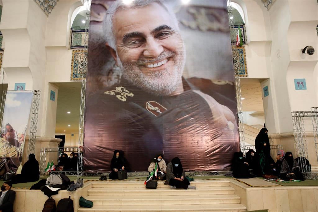 Una gigantografia di Qasem Soleimani in una moschea di Teheran