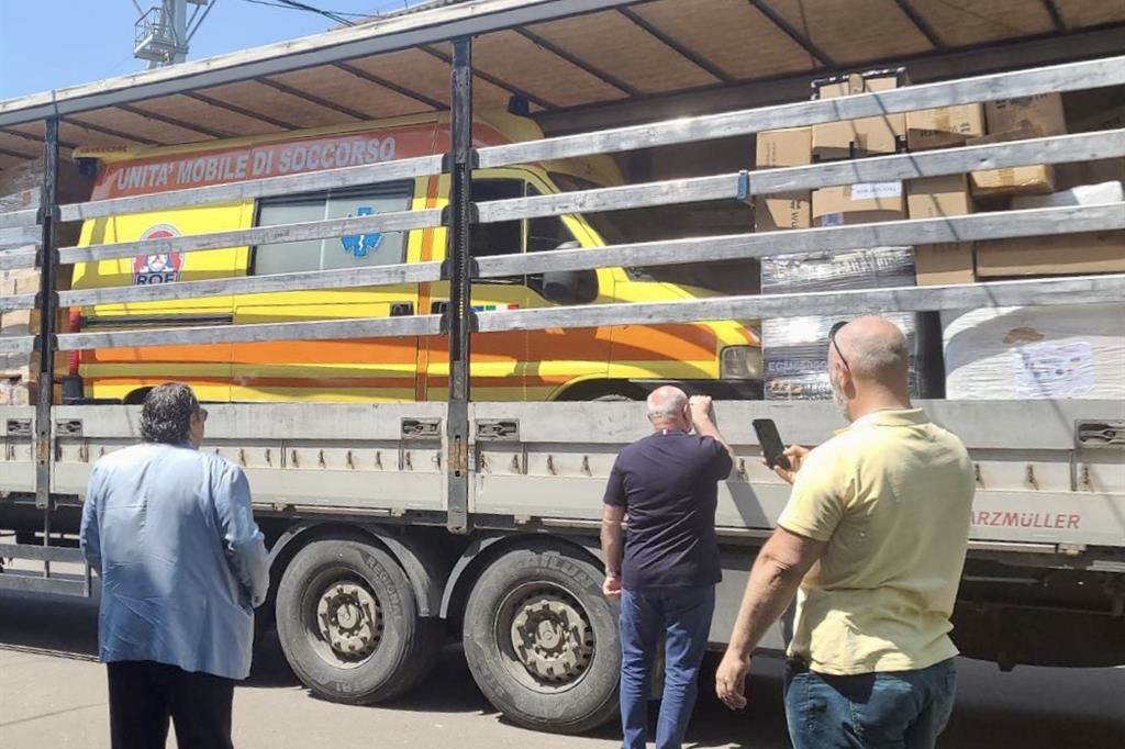 La consegna degli aiuti e di uno dei mezzi di soccorso arrivati dall’Italia