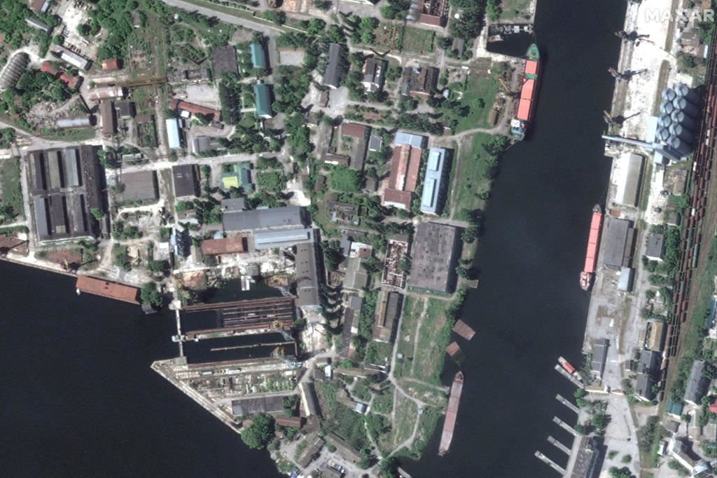 Una immagine satellitare dell'area industriale di Kherson allagata