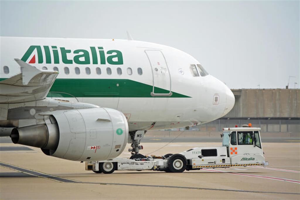 Alitalia avvia le procedure di licenziamento per 2.700 dipendenti