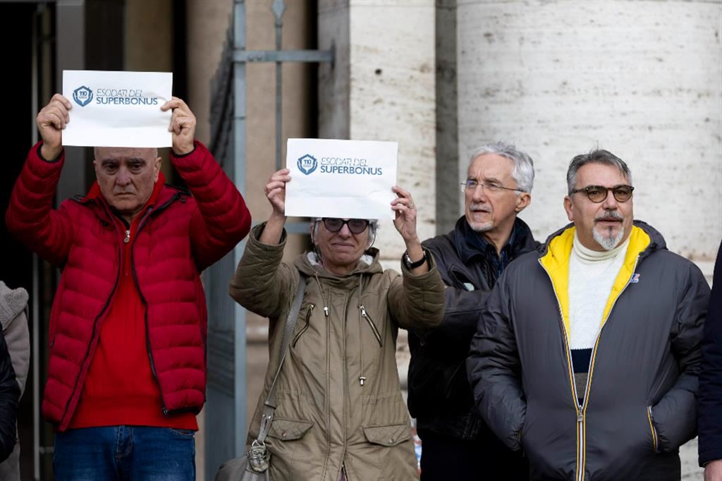 La protesta per la stratta sul superbonus davanti a Palazzo Chigi