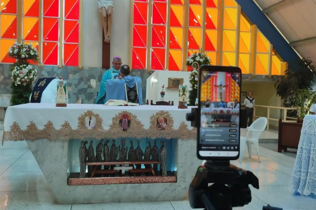 Una celebrazione in una parrocchia di Caracas ripresa con lo smartphone e diffusa via social