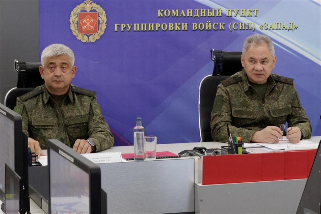Il ministro della Difesa russo Sergei Shoigu e il colonnello generale Evgenij Nikiforov, comandante delle truppe del Distretto militare occidentale, visitano le truppe impegnate in Ucraina, in una località segreta