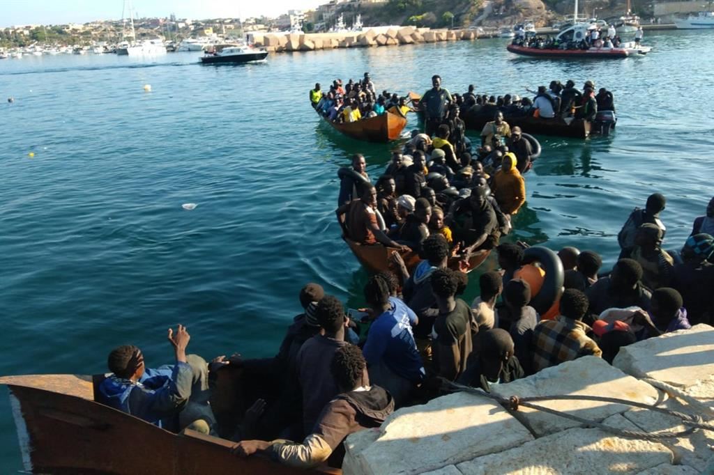 Proseguono gli arrivi dei migranti al porto di Lampedusa. Quasi tutti sono partiti dalla costa tunisina