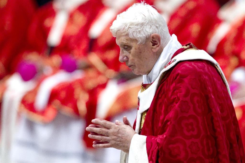 Il papa emerito Benedetto XVI  in preghiera nella Basilica Vaticana