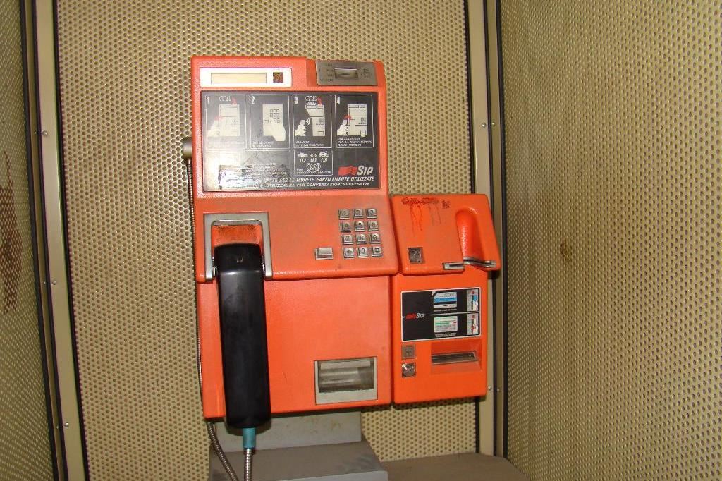 Una vecchia cabina telefonica a marchio Sip