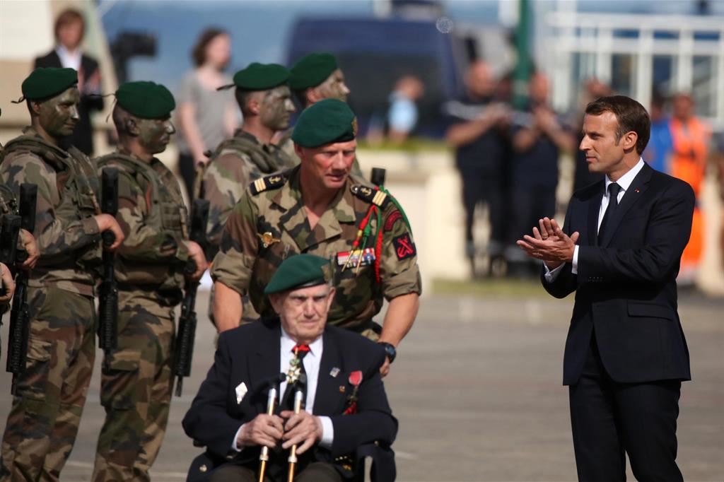 Il presidente Emmanuel Macron a Colleville accoglie uno dei reduci nella commemorazione di tre anni fa
