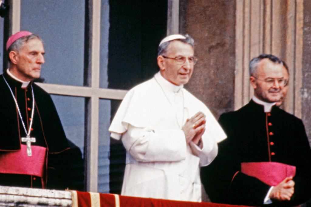 Giovanni Paolo I saluta ifedeli dalla loggia centrale della Basilica Vaticana nell'agosto 1978