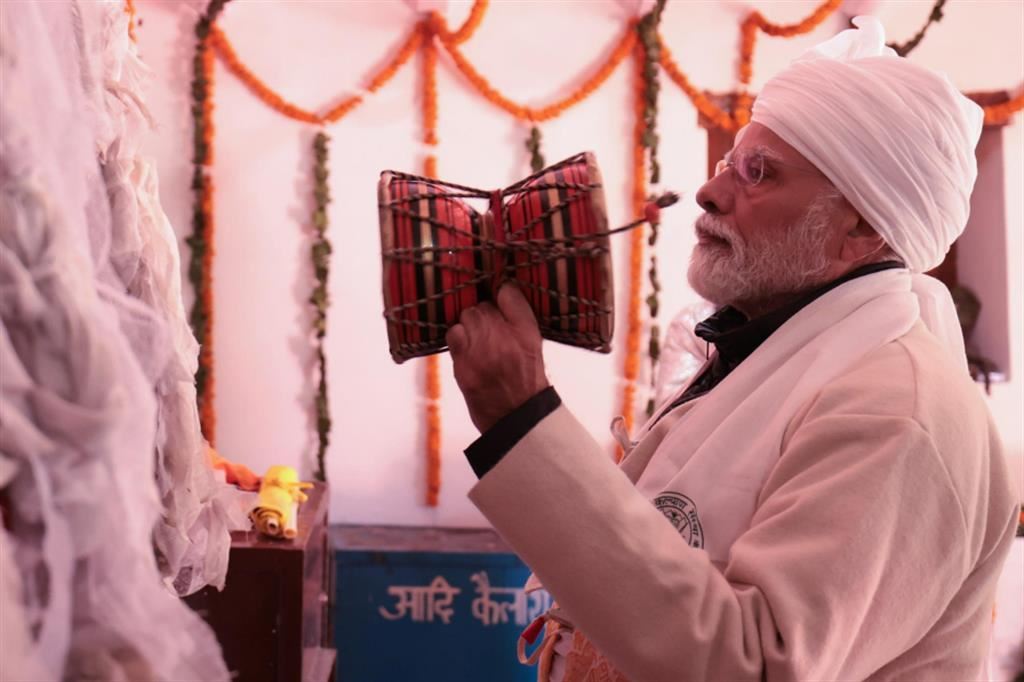 Il primo ministro indiano Narendra Modi, indù, prega in un santuario a Parvati Kund, nell'Uttarkand