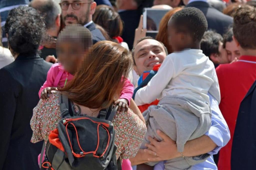 Bambini arrivati dal Congo in Italia con i genitori adottivi
