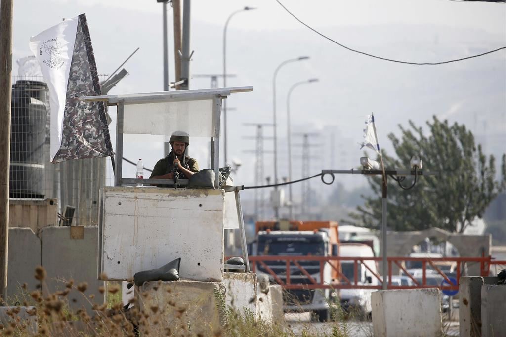 Le forze di sicurezza israeliane hanno aumentato i livelli di sicurezza al checkpoint di Huwara, vicino a Nablus, in Cisgiordania, dopo l'uccisione di due israelianii. E' caccia all'uomo in tutta l'area