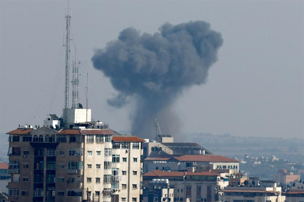 Fumo su Gaza dopo i raid israeliani