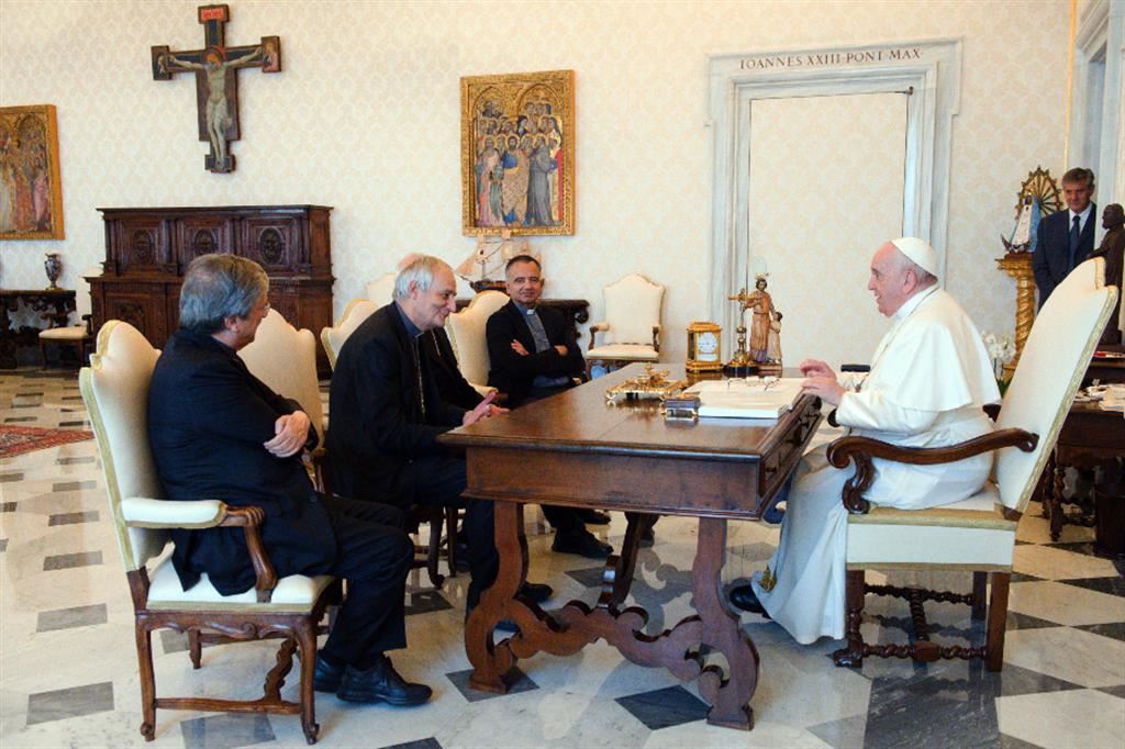 L’udienza di papa Francesco ai vertici della Cei nel 2022: al centro, Zuppi tra Castellucci e Savino