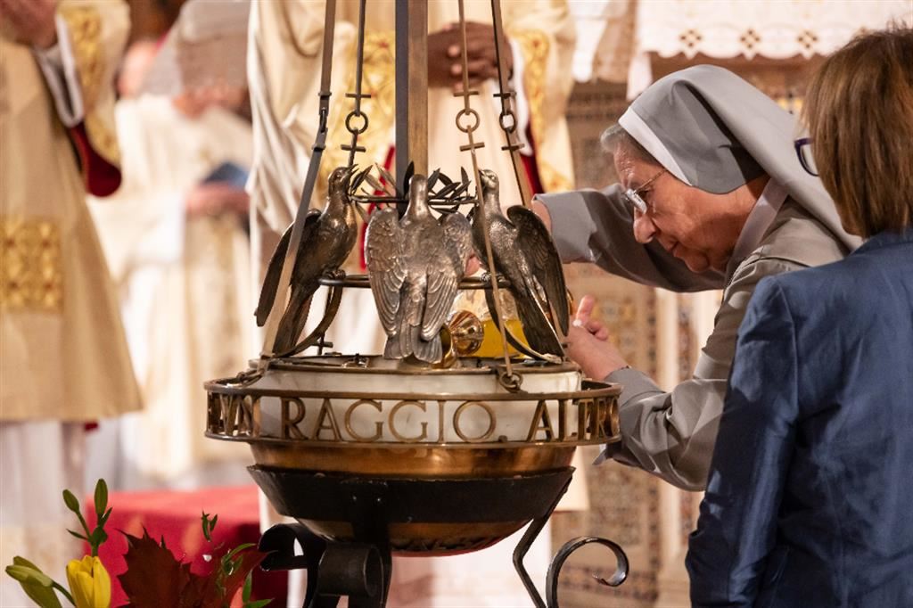 La Lampada che arde quotidianamente presso la tomba di san Francesco d'Assisi