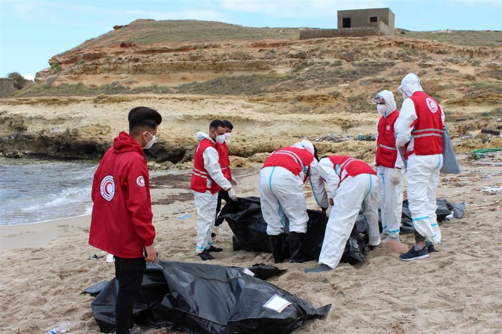 Alcuni dei corpi ritrovati dai soccorritori della Mezzaluna Rossa libica e dalla polizia locale non lontano da Qasr Al Kayer