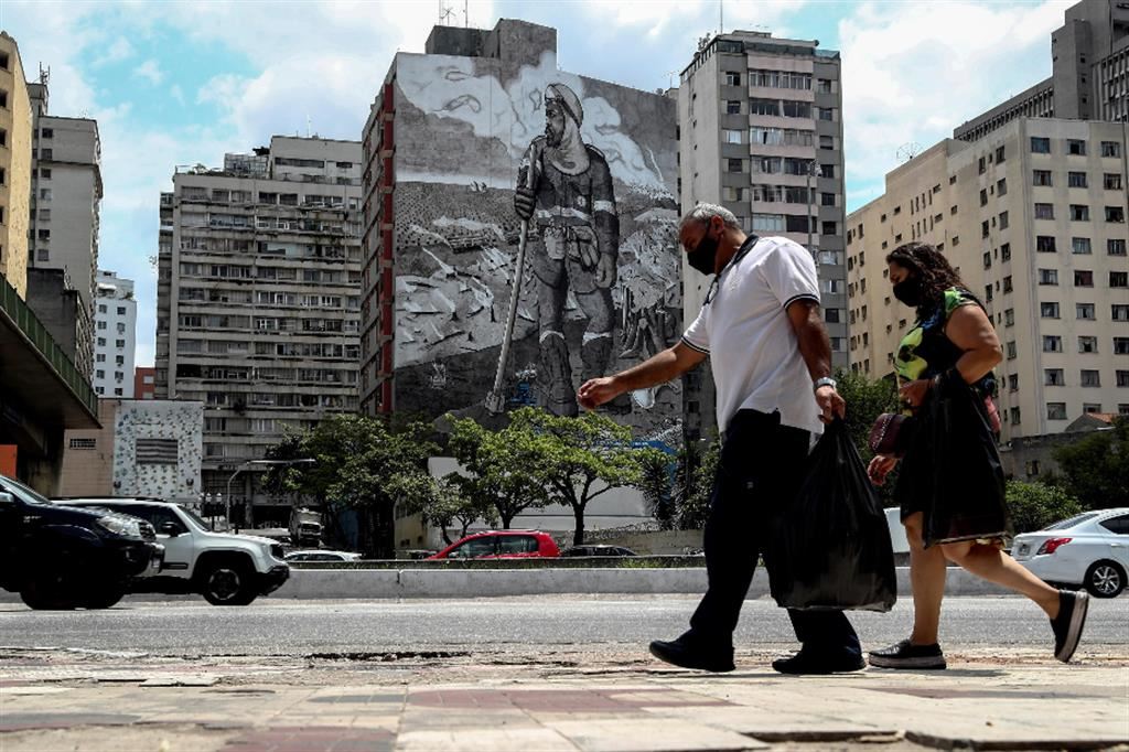 in Brasile un murale che denuncia la crisi ambientale nell'America Latina