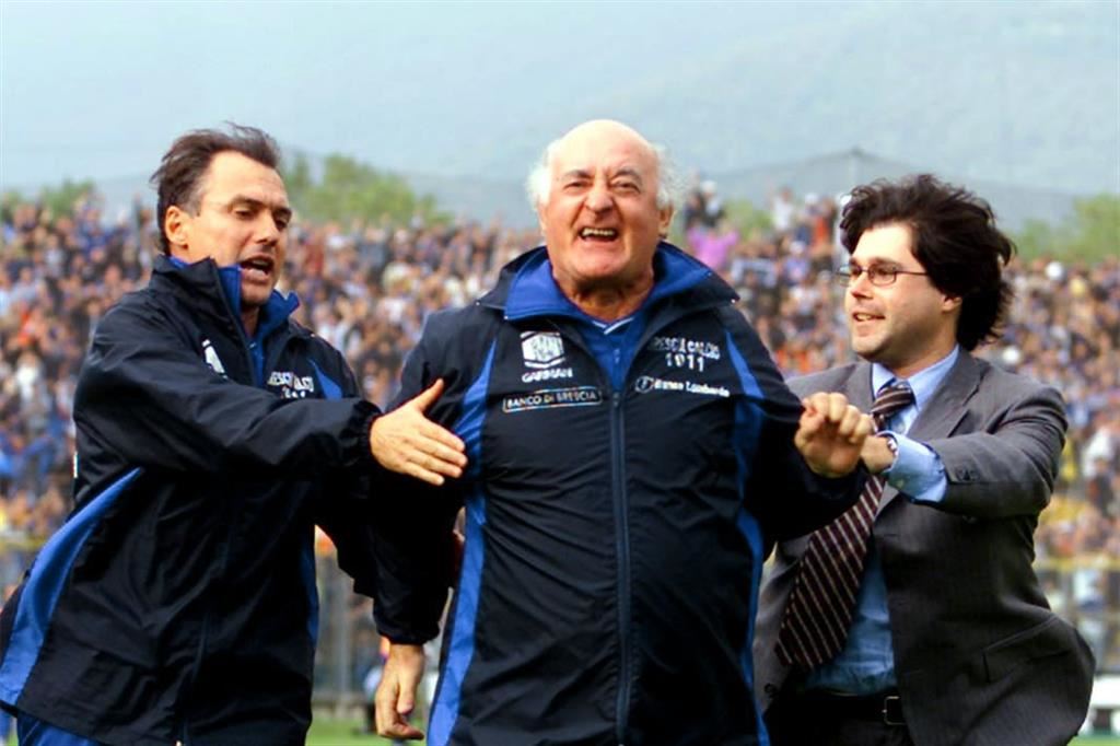 Foto epica. Mazzone, allenatore Brescia calcio nel 2001, si scaglia contro tifosi dell'Atalanta che gli avevano insultato la madre