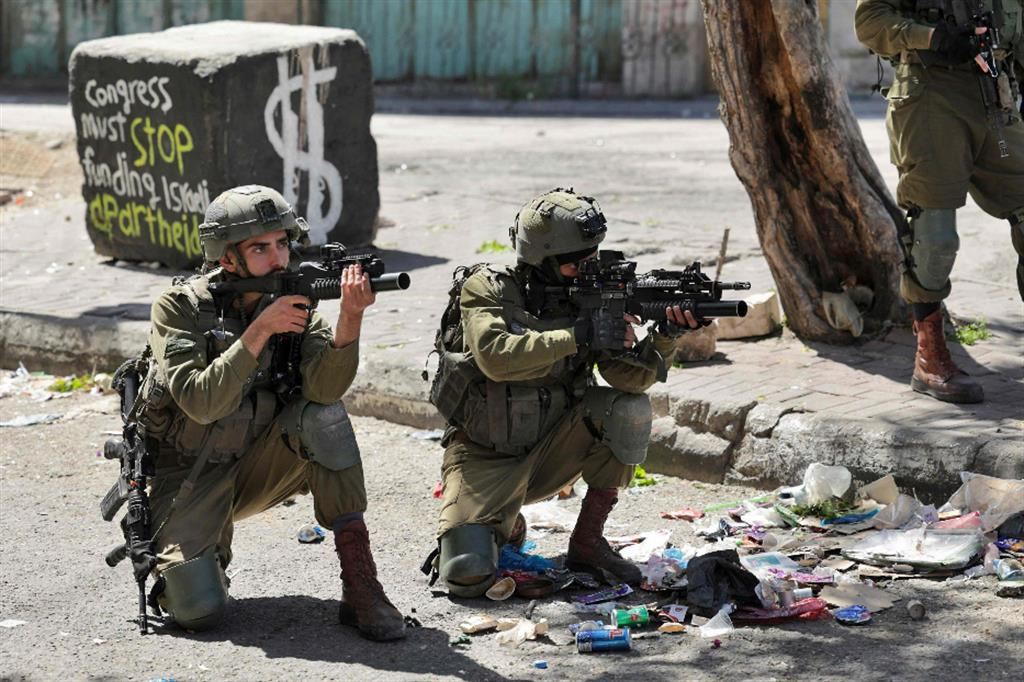 Soldati israeliani sparano proiettili di gomma contro palestinesi che lanciano pietre a Hebron in Cisgiordania