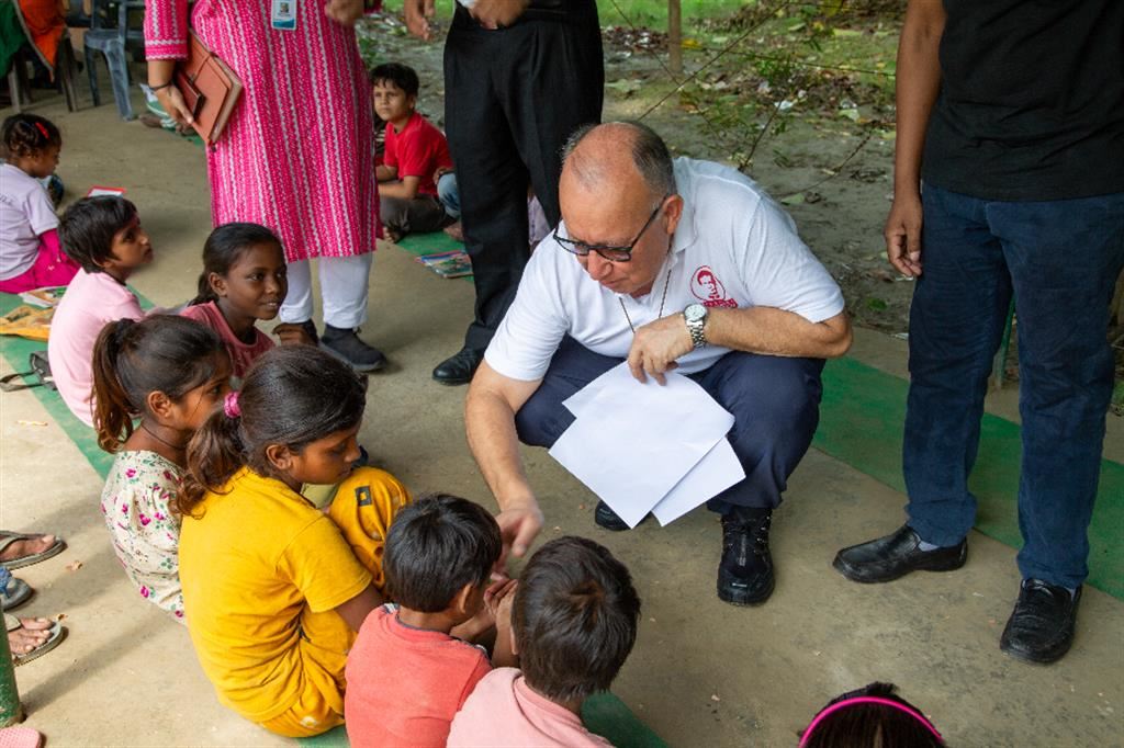 Don Antunez in visita a un progetto educativo per i bambini più bisognosi in India