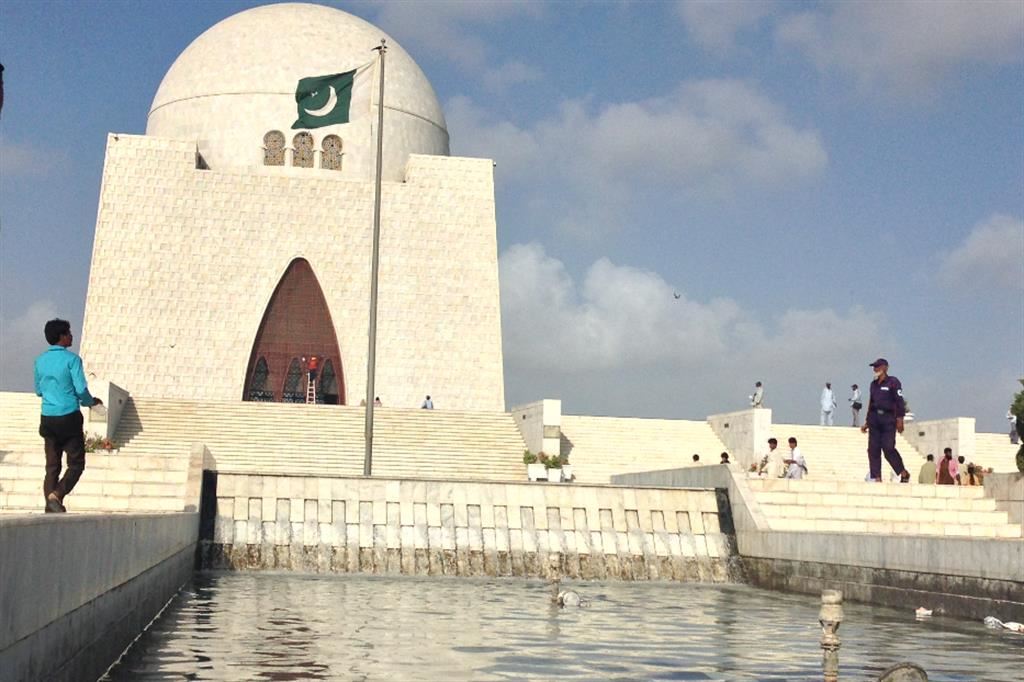 Mazar-e-Quaid, noto anche come il Mausoleo Jinnah o il Mausoleo Nazionale, è l’ultima dimora del ”grande leader” Mohammad Ali Jinnah, fondatore del Pakistan