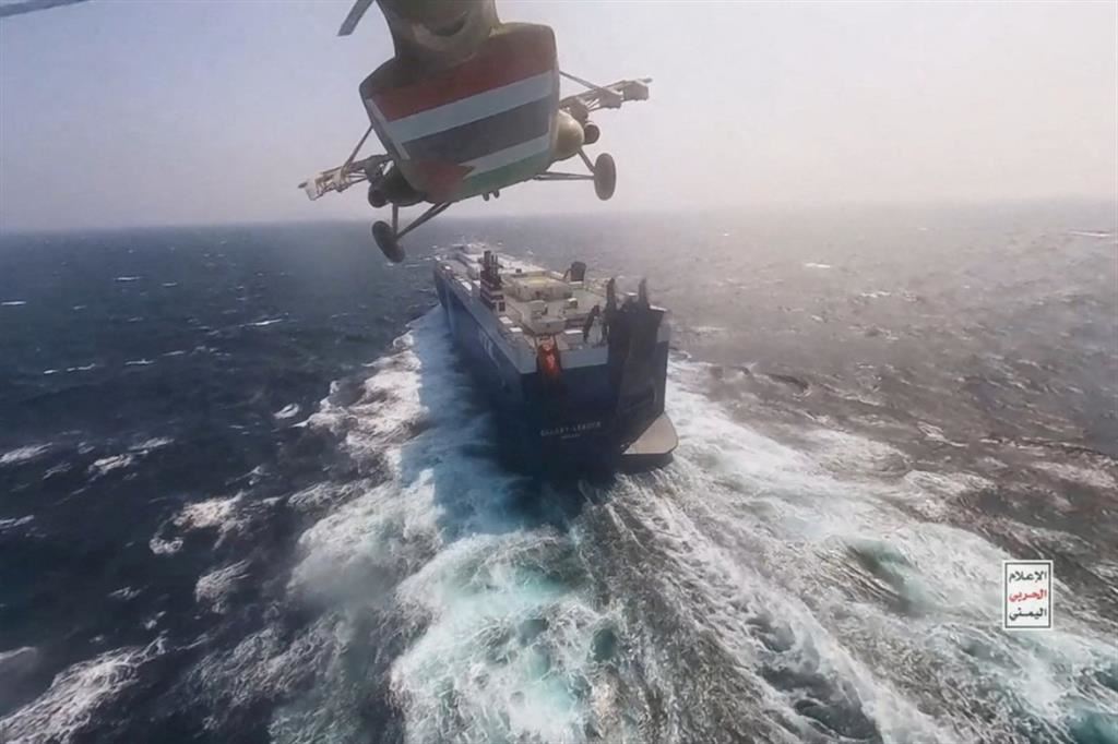 Un elicottero militare Houthi scende sulla nave Galaxy Leader nel Mar Rosso. Il cargo è stato sequestrato e ancorato al largo del porto di Al-Salif, in Yemen