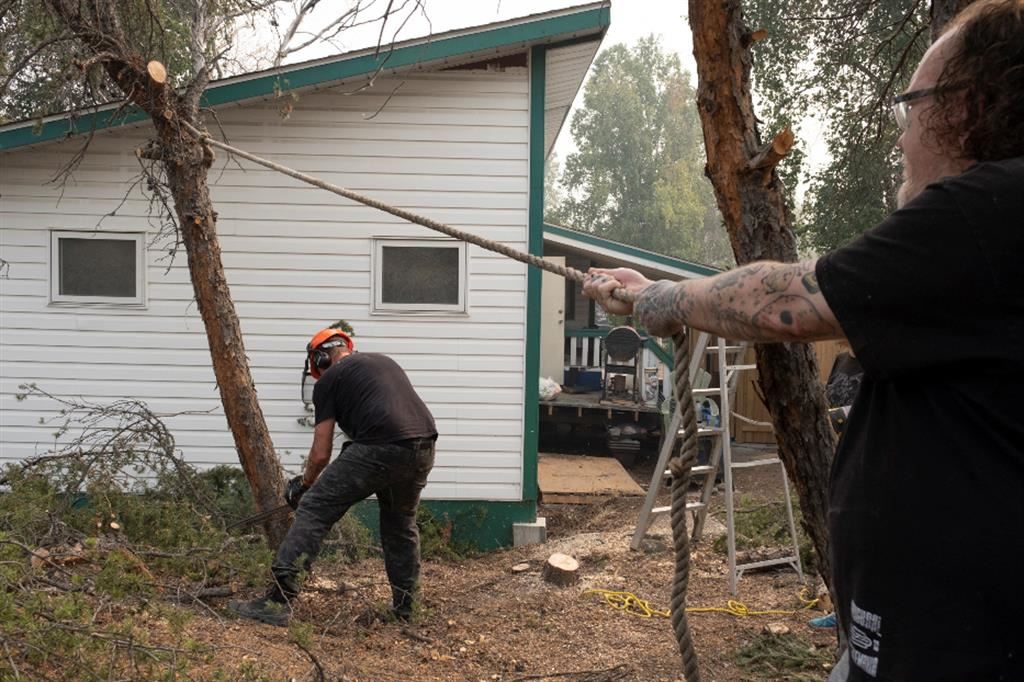 Si abbattono gli alberi per tentare di salvare le abitazioni dal fuoco - Reuters