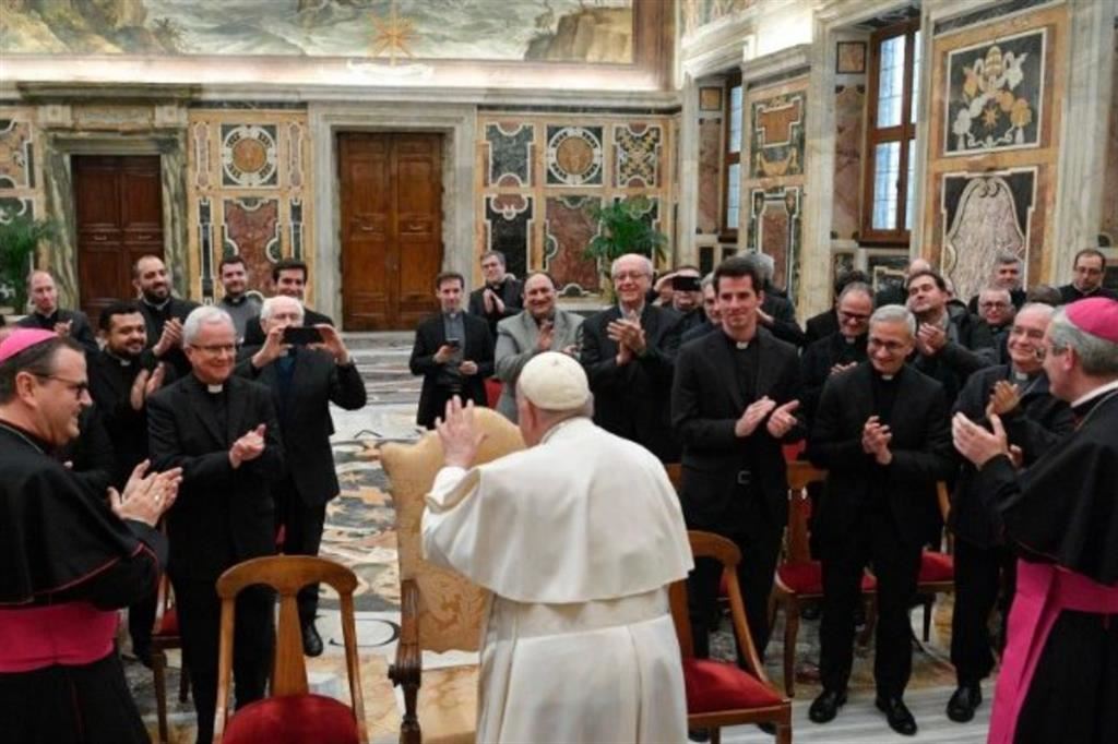 Papa Francesco con i sacerdoti della pastorale giovanile della diocesi di Barcellona