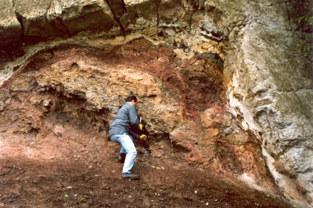Mauritania, un geologo preleva campioni in un sito in cui è caduto un asteroide