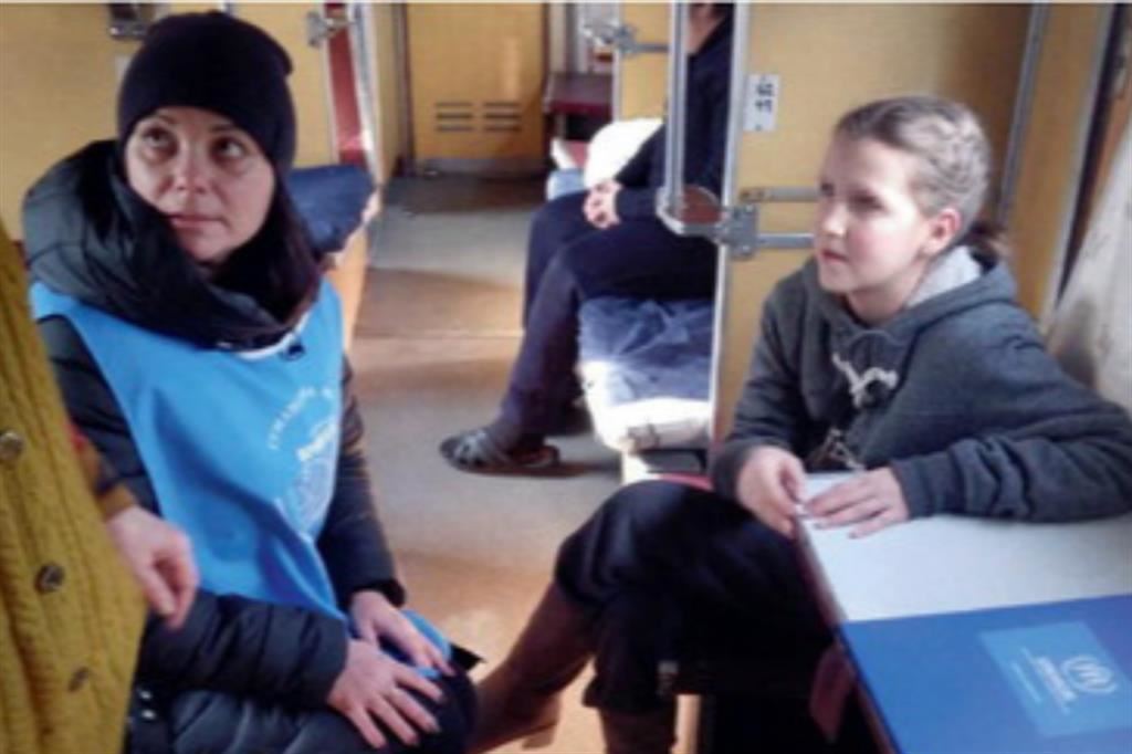 Gli psicologi volontari della Ong Proliska offrono supporto ai civili provenienti dalle prime linee nella cittadina di Pokrovsk nei vagoni di un treno fermo nella stazione locale