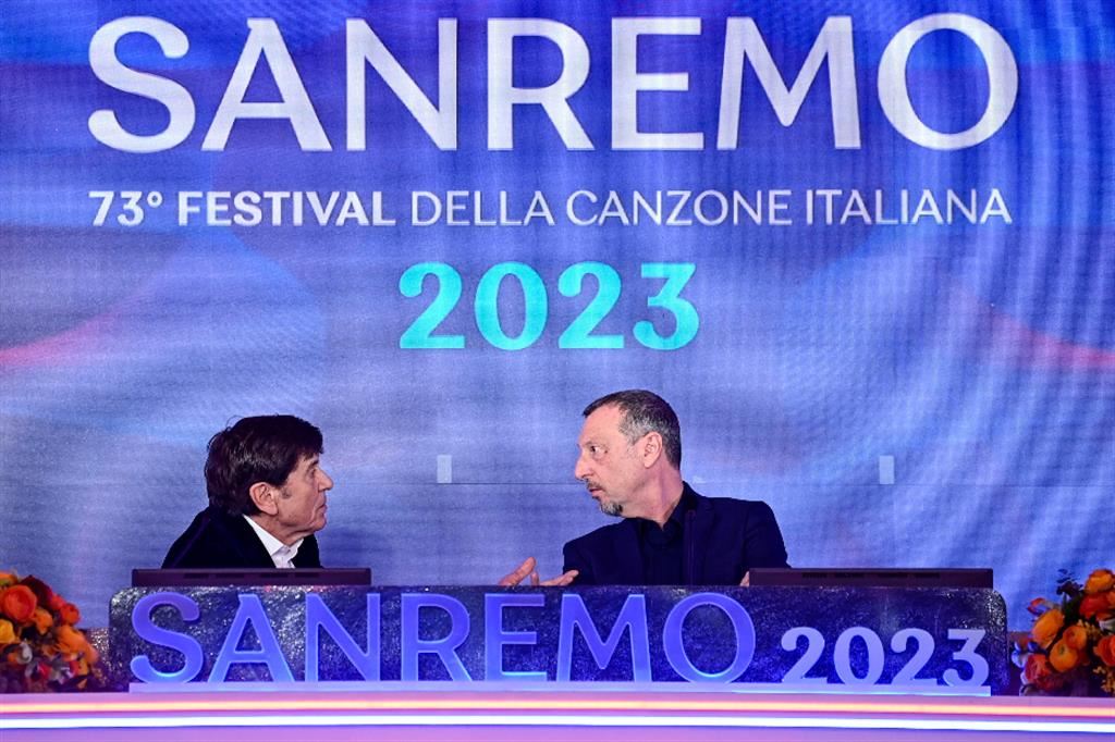 I due conduttori di Sanremo 2023: Gianni Morandi e Amadeus