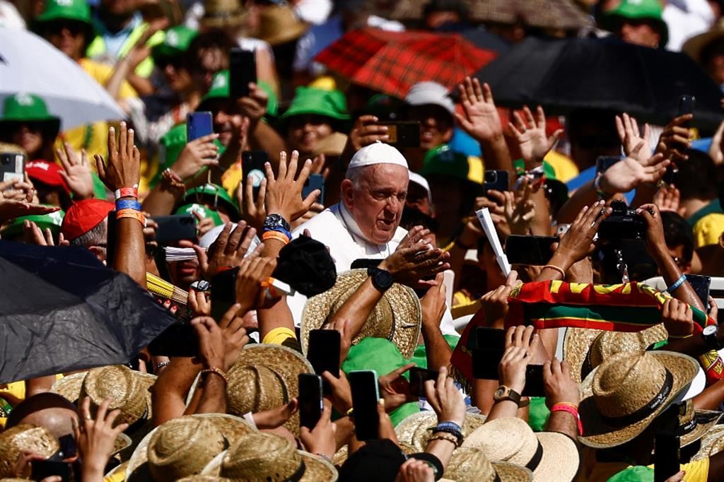 Il Papa saluta i giovani