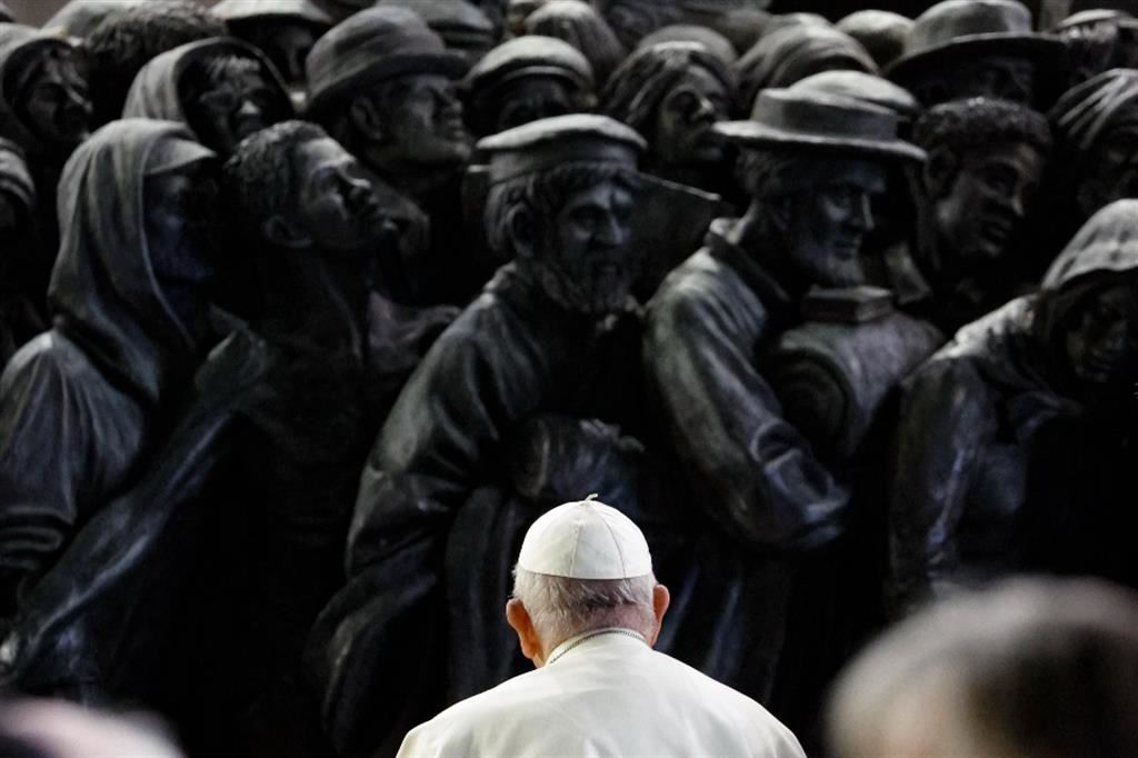 Il Papa in raccoglimento durante la preghiera per i migranti e i rifugiati in piazza San Pietro