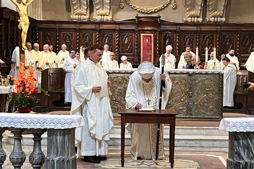Il vescovo Delbosco firma il decreto per la nascita della diocesi di Cuneo-Fossano