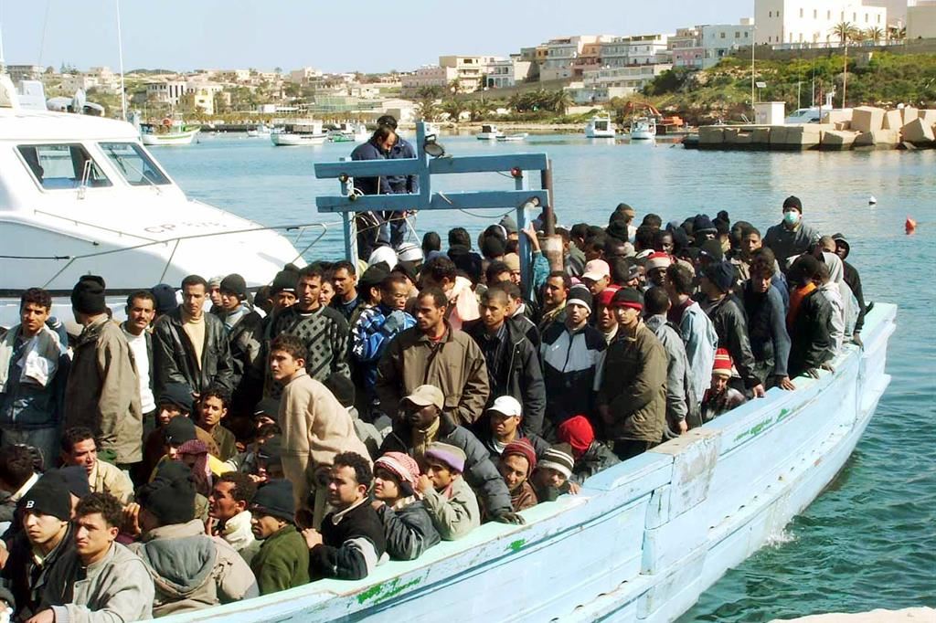 L'arrivo a Lampedusa di un barcone carico di migranti (foto d'archivio)