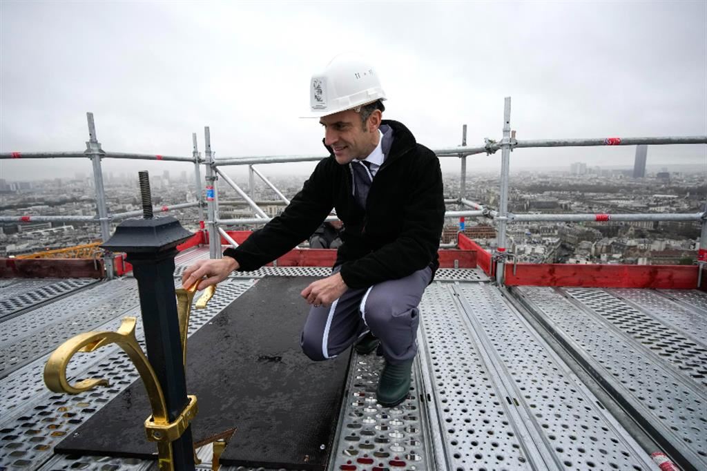 Macron sul tetto di Notre-Dame a 96 metri di altezza