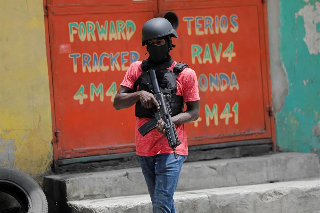 Poliziotto pattuglia le strade a Port-au-Prince