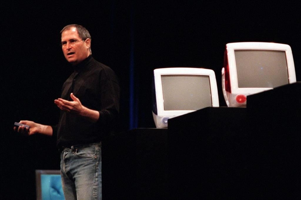 Steve Jobs fondatore di Apple mentre presenta il primo iMac, personal computer immesso sul mercato nel 1998
