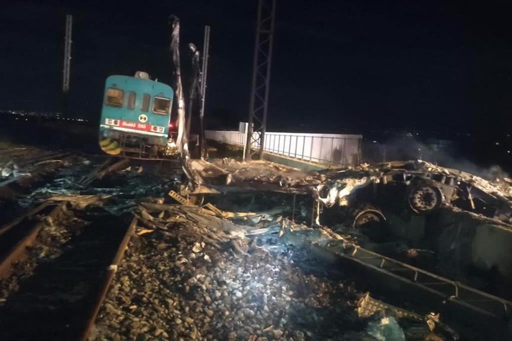 Lo scontro frontale tra un camion e treno al passaggio a livello a Carigliano Rossano ha causato due morti