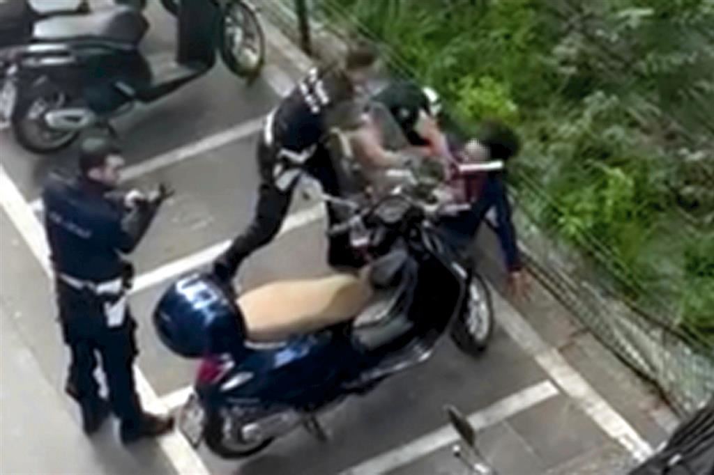 Un frame del video che riprende l'intervento di alcuni vigili urbani di Milano contro una trans