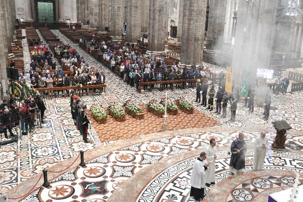 Cattedrale semideserta. I funerali nel Duomo di Milano dei sei anziani morti nel rogo della Rsa "Casa per coniugi"