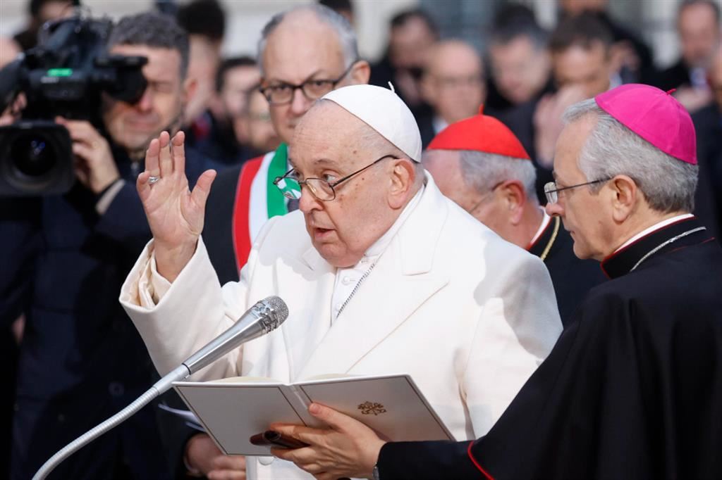 Il Papa durante la preghiera alla Madonna a piazza di Spagna