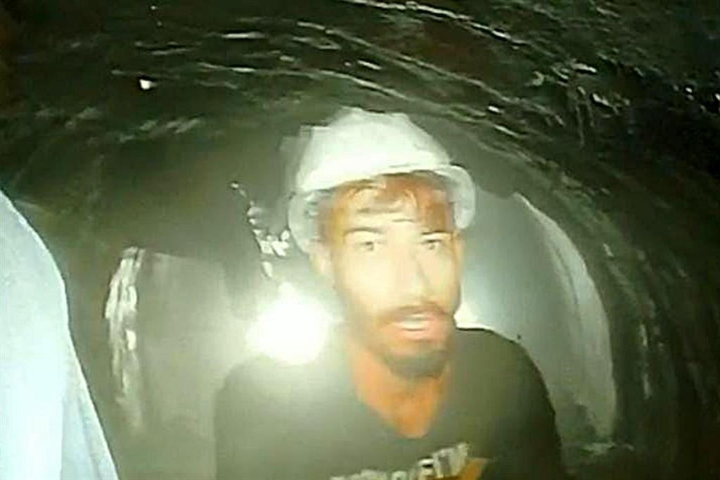 Uno degli operai indiani intrappolati dopo il crollo del tunnel