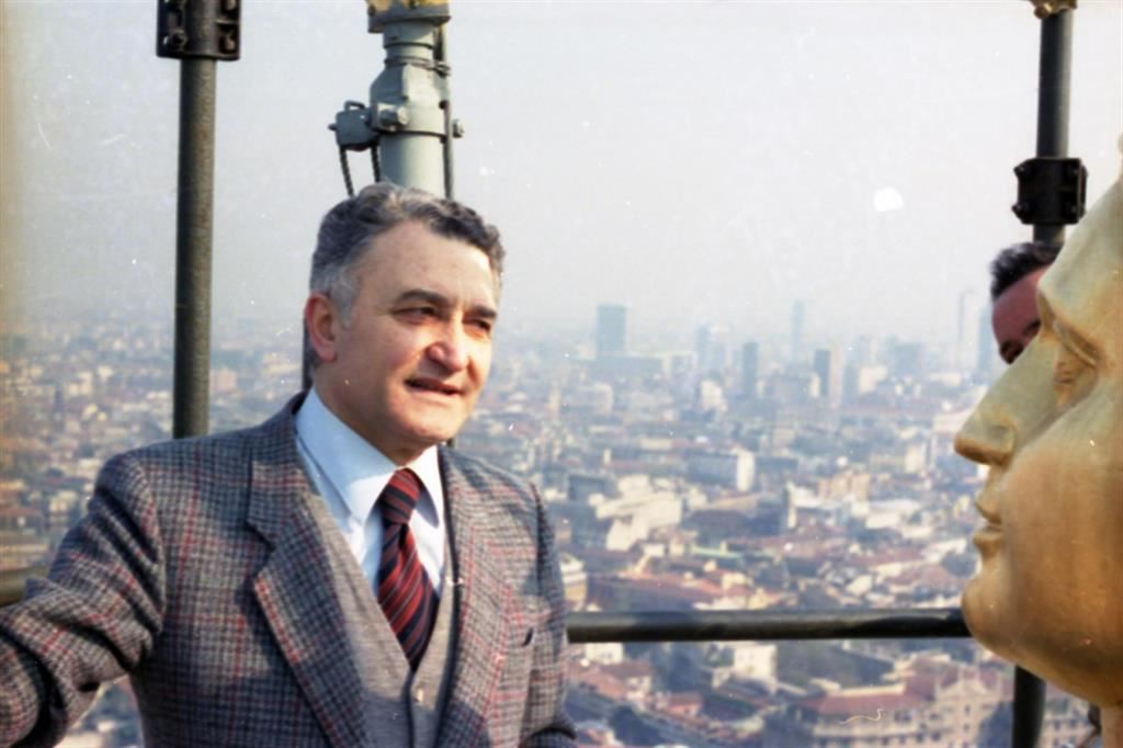 L'architetto Ernesto Brivio accanto alla Madonnina in una foto d'epoca