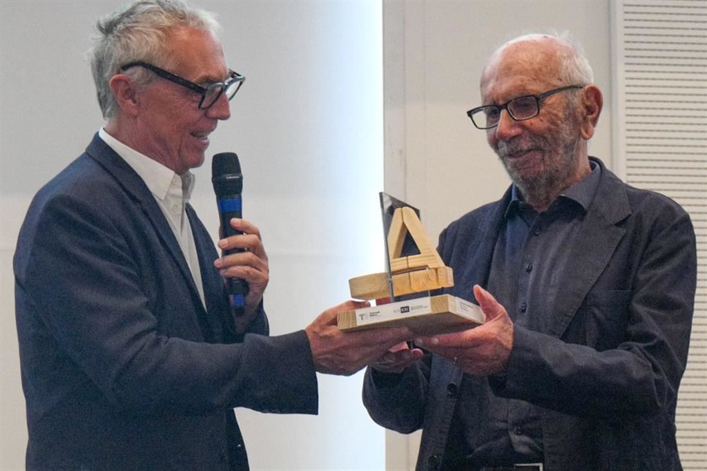 Aimaro Isola premiato da Stefano Boeri con il Premio italiano di Architettura alla carriera