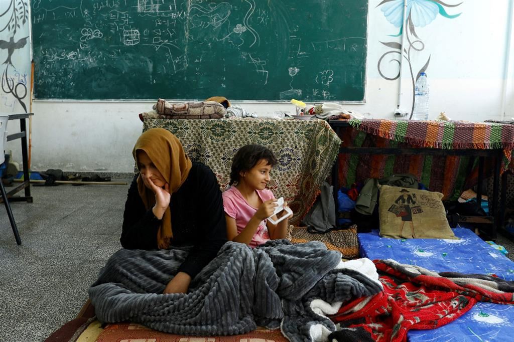 I palestinesi, fuggiti dalle loro case durante gli attacchi israeliani, si rifugiano in una scuola gestita dalle Nazioni Unite a Khan Younis