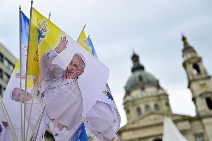 Le domande del Papa in Ungheria: la pace, l'aborto, i migranti... 
