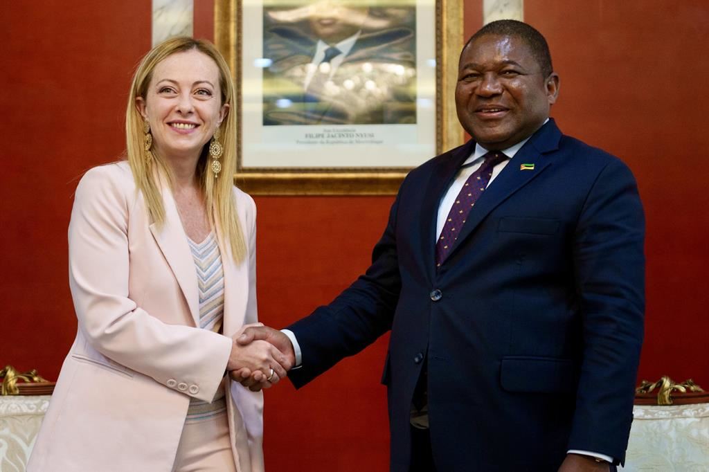 Meloni con il presidente del Mozambico