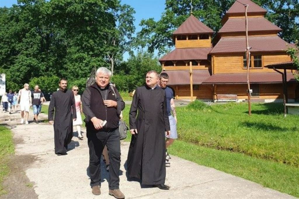Il cardinale Krajewski nel centro Nazaret di Drohobych